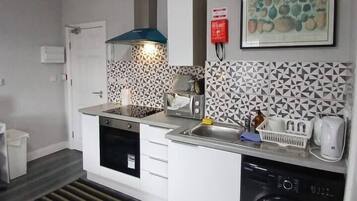 Coffee/tea maker, fridge, microwave, oven