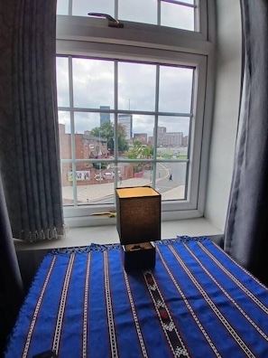 A room with a bed, a window, and a small table. - #68 Stylish Digbeth Studio 10 Apt City Centre (West Midlands)