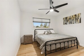 5 bedrooms, WiFi, bed sheets - Old Town Scottsdale Getaway  5BR • Sleeps 10 (Scottsdale)