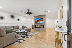 Smart TV - Old Town Scottsdale Getaway  5BR • Sleeps 10 (Scottsdale)