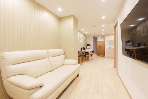 Direct train access to 道頓堀 黒門市場 USJ Kyoto Temmabashi White Cloud Guesthouse