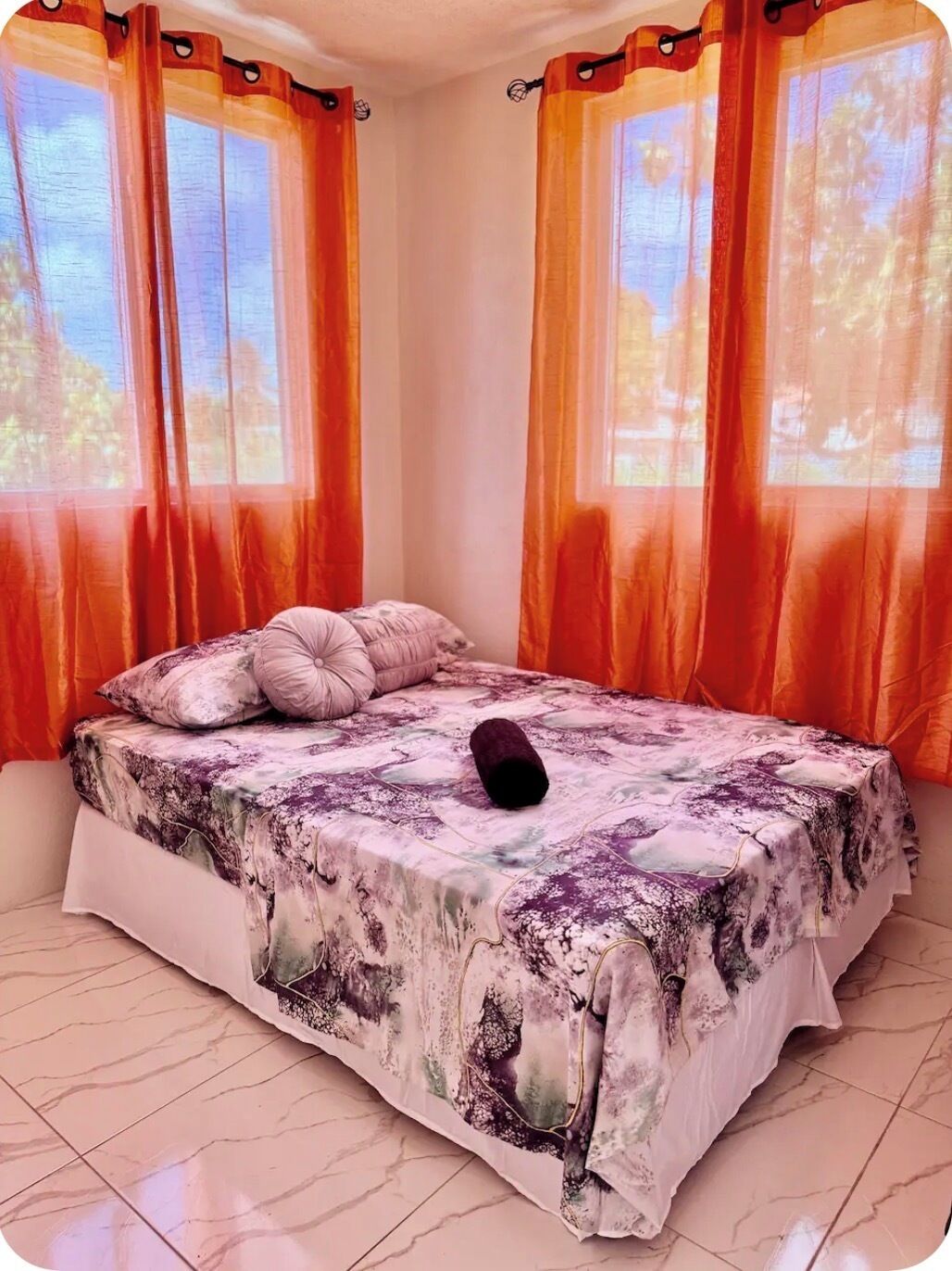 Tabla de planchar con plancha, wifi, ropa de cama