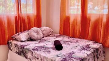 Tabla de planchar con plancha, wifi, ropa de cama