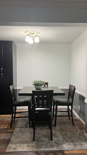 Dining - Cozy 2-bedroom house in charming Fargo with AC comfort (Fargo)