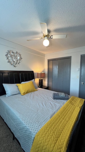 Room - Cozy 2-bedroom house in charming Fargo with AC comfort (Fargo)