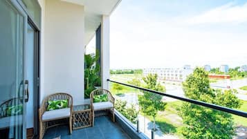 Habitación cuádruple familiar, vistas a la ciudad | Jardines del alojamiento