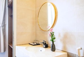 Chambre Familiale, vue ville | Salle de bain | Douche, chaussons, savon, shampoing