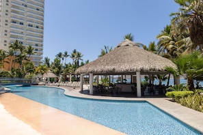 Outdoor pool, open 7:00 AM to 10:00 PM, pool umbrellas, pool loungers - Lumina at Camino al Mar Mazatlán (Mazatlán)