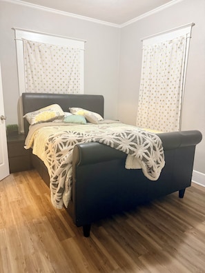 Room - Spacious & Newly Renovated 3 BR Home Near Beaches (Muskegon)