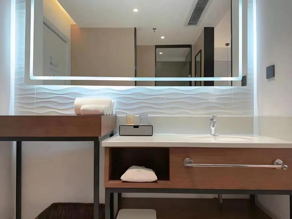 Standard Double Room, City View | Bathroom | Slippers