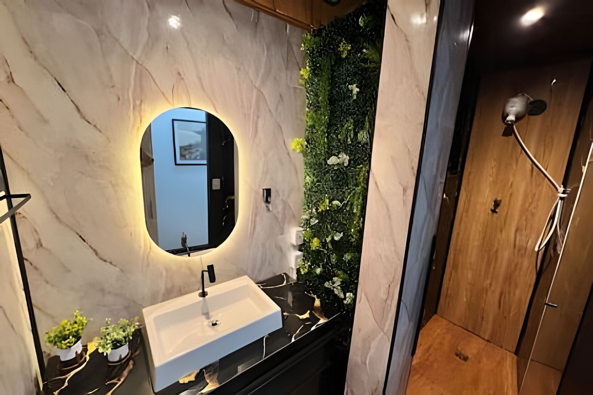 Deluxe Apartment | Bathroom | Free toiletries, hair dryer, towels, soap