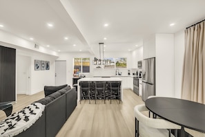 Un apartamento moderno con sala de estar, cocina y comedor.