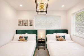 House | Blackout curtains, iron/ironing board, free WiFi - Hollywood Luxury Retreat with Arcade (West Park)