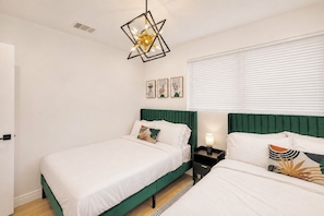 House | Blackout curtains, iron/ironing board, free WiFi - Hollywood Luxury Retreat with Arcade (West Park)