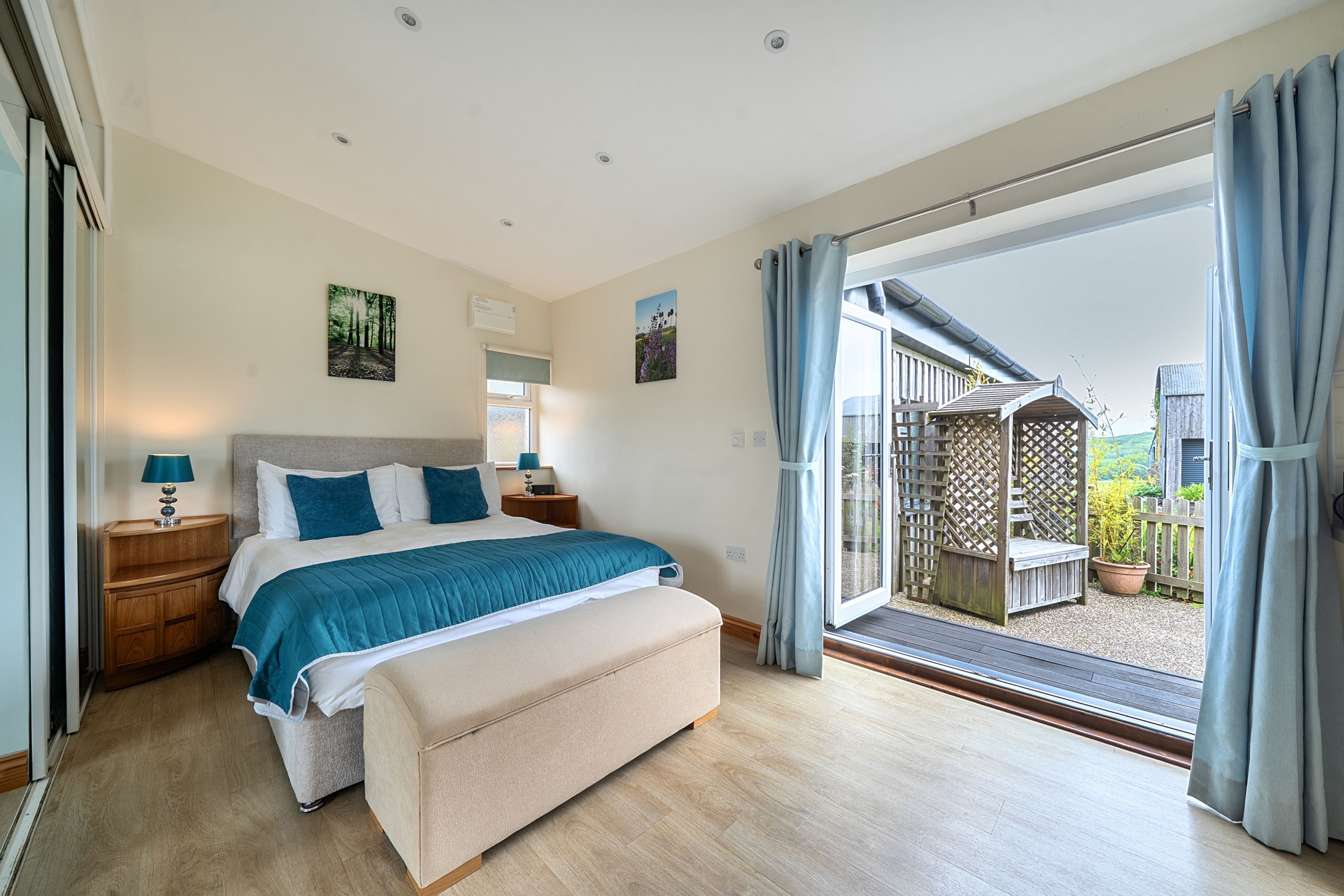 Ashclose Lodge Annexe: The patio doors lead outside to the enclosed garden area