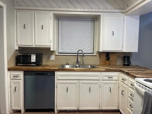 Private kitchen - Golf Suites by Reserved Rentals (Lubbock)