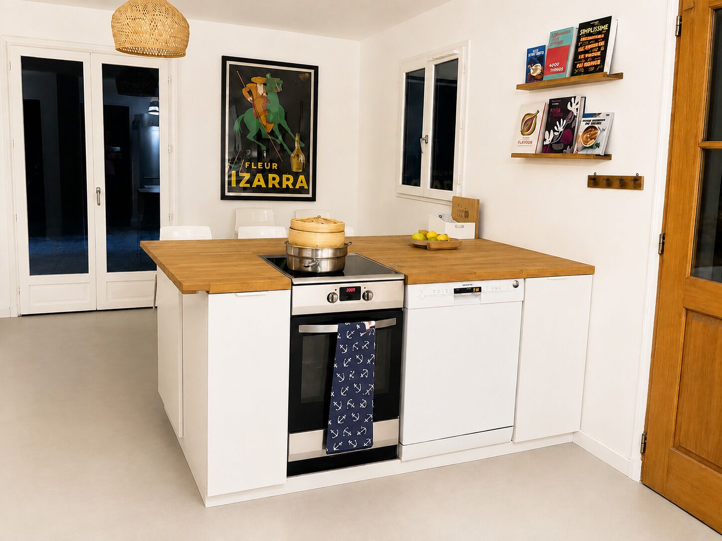 Una cucina compatta con un piano di lavoro in legno, forno integrato e lavastoviglie.