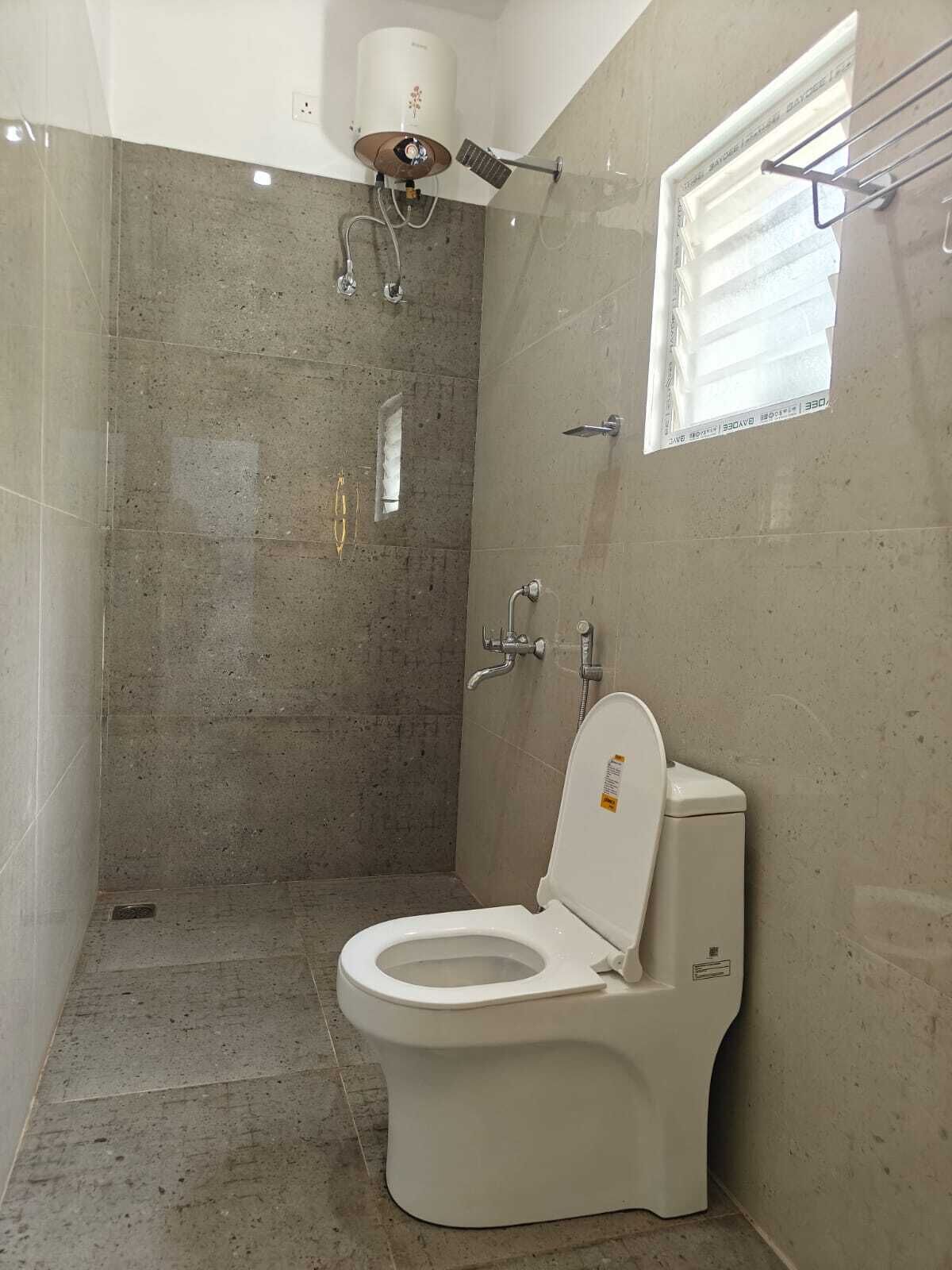 Combined shower/bathtub, towels