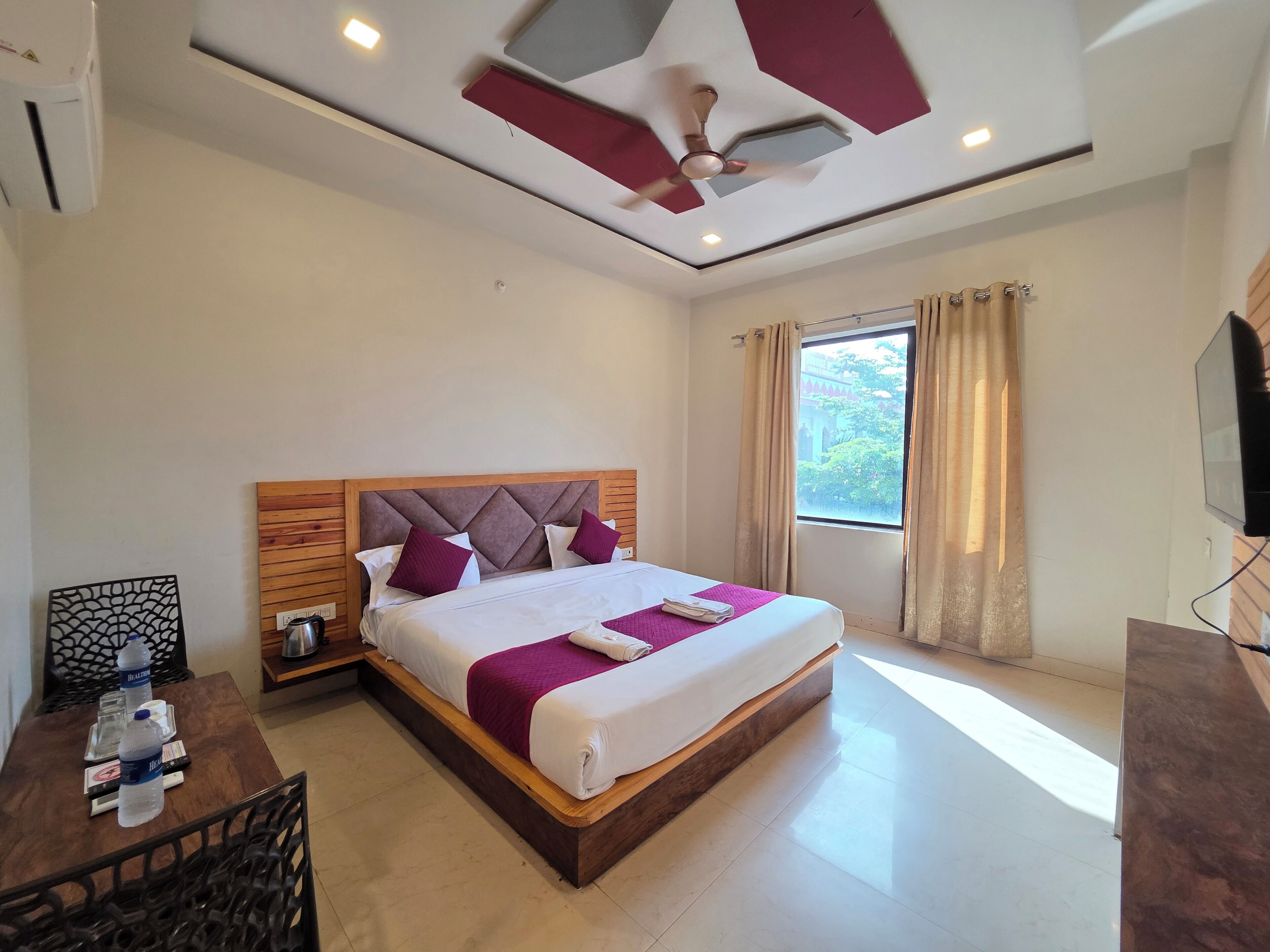 Deluxe Room | Iron/ironing board, WiFi (free)