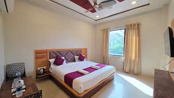 Deluxe Room | Iron/ironing board, WiFi (free)