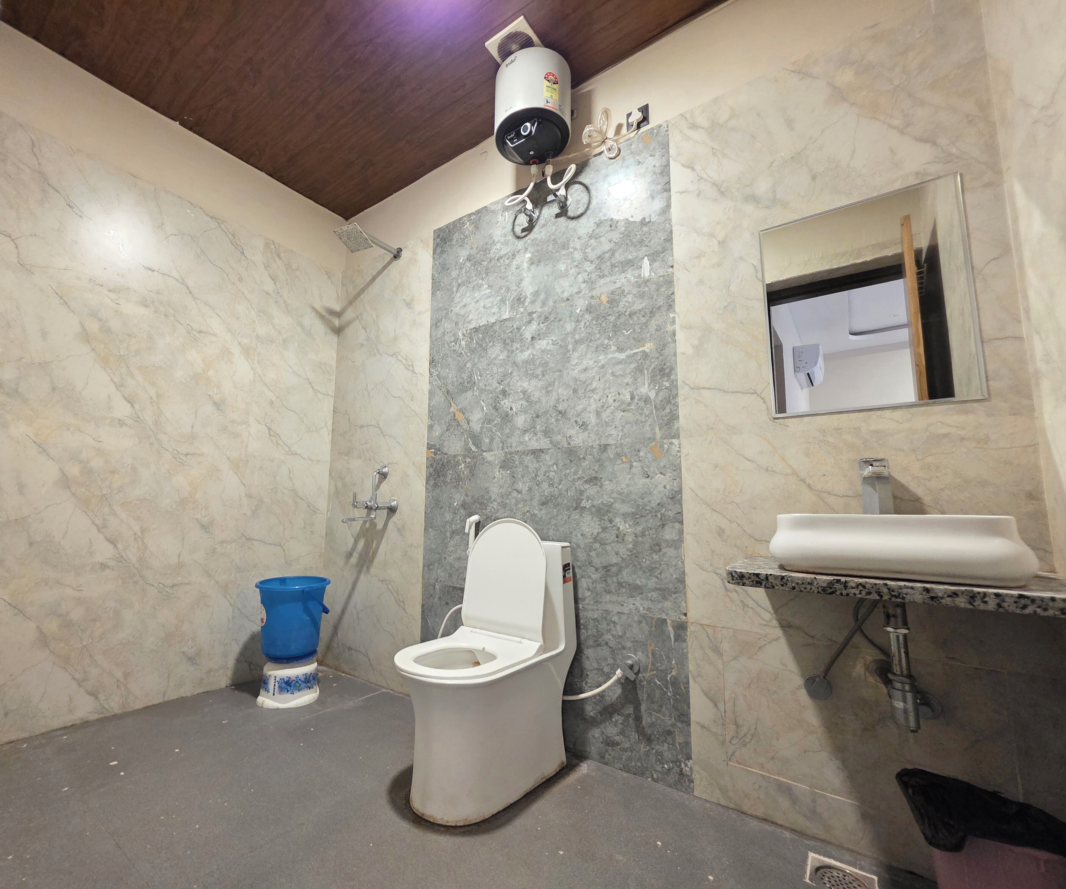 Deluxe Room | Bathroom | Free toiletries, towels, soap, shampoo