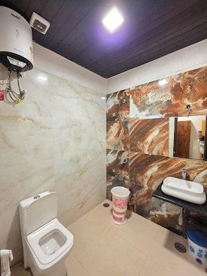 Habitació superior | Bany | Articles de tocador gratuïts, tovalloles, sabó i xampú 