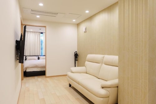 Direct train access to 道頓堀 黒門市場 USJ Kyoto Temmabashi Blue Sky Guesthouse