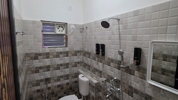 Luxury Suite, Balcony, City View | Bathroom