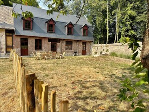 Outdoor dining - Vrbo Property (Pont-Saint-Pierre)