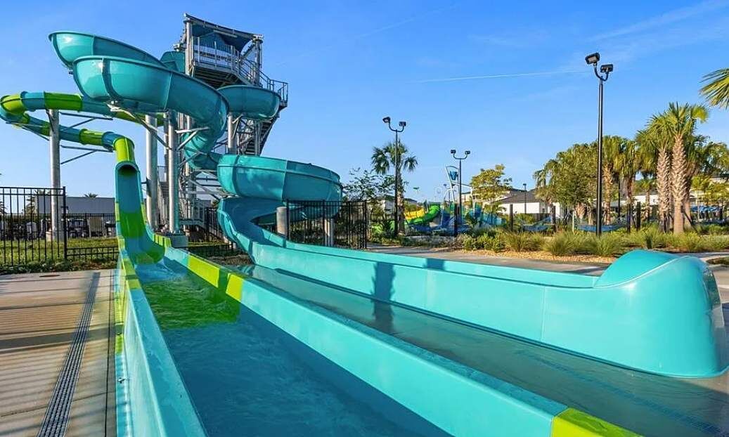 Un parc aquatique doté de plusieurs toboggans et d’un espace piscine.