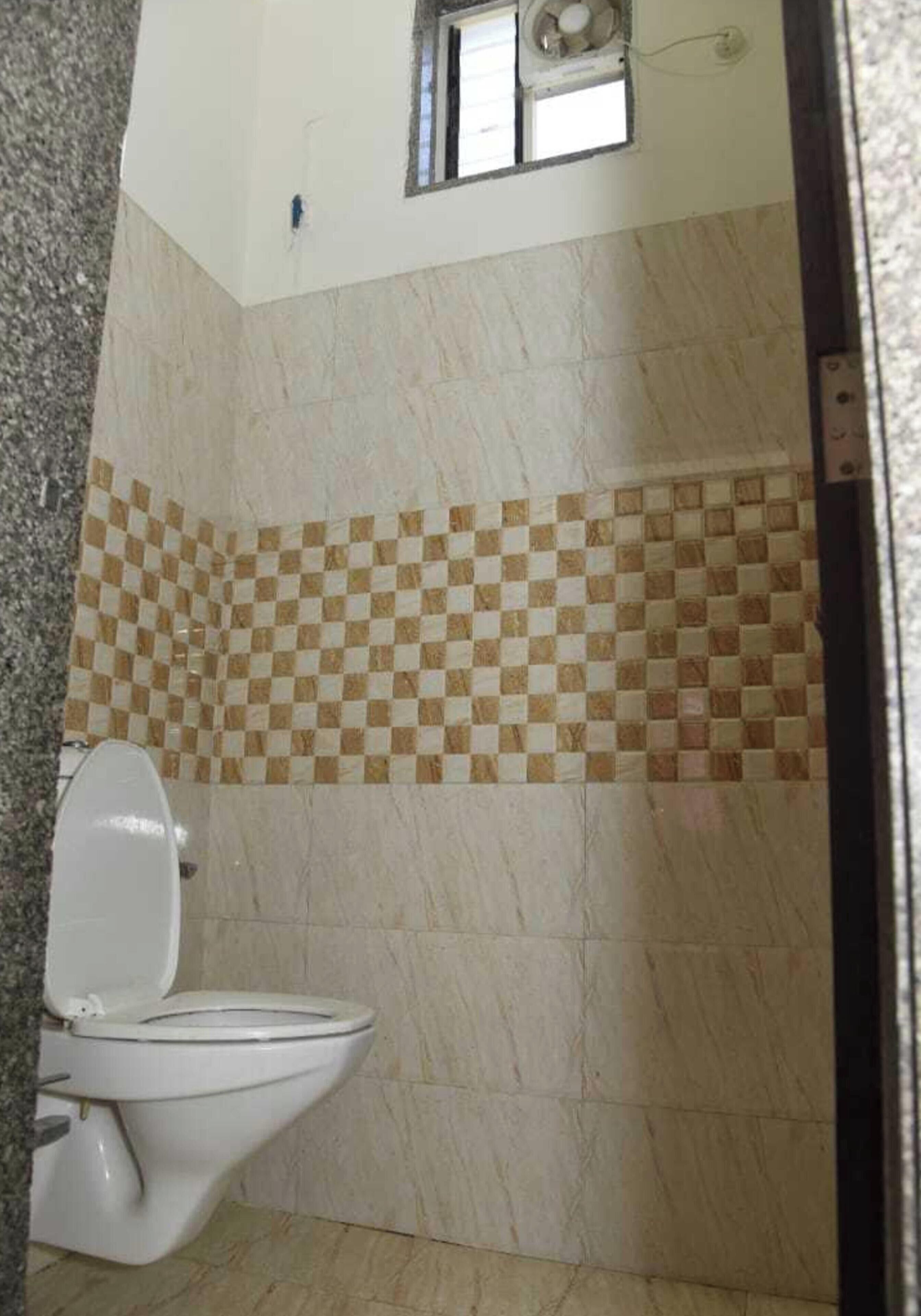 Triple Room | Bathroom | Shower, free toiletries, soap, shampoo