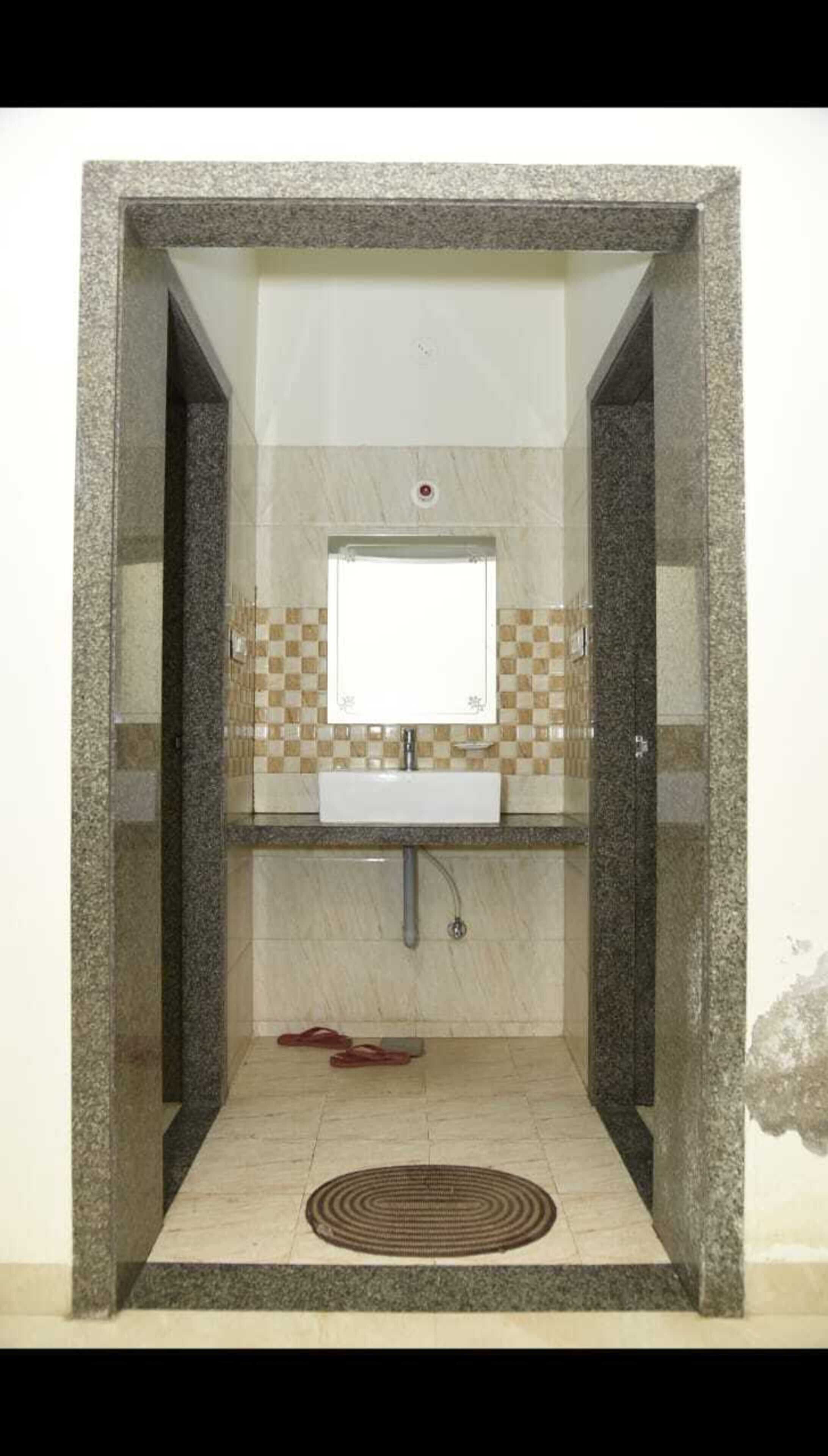 Dreibettzimmer | Badezimmer | Dusche, kostenlose Toilettenartikel, Seife, Shampoo