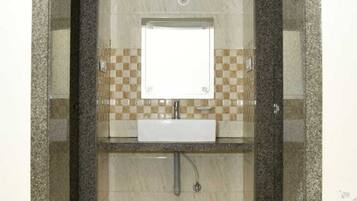 Dreibettzimmer | Badezimmer | Dusche, kostenlose Toilettenartikel, Seife, Shampoo