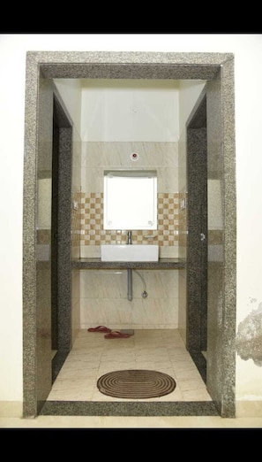 Kamar Triple | Kamar mandi | Shower, perlengkapan mandi gratis, sabun, dan sampo