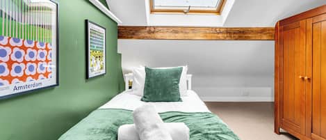 3 bedrooms, WiFi (free), bed sheets