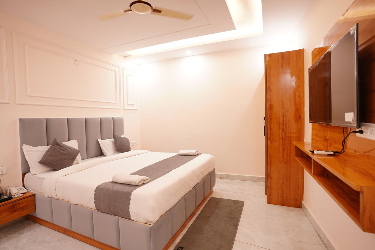 Kamar Double Premium | Ruang kerja ramah laptop dan Wi-Fi gratis