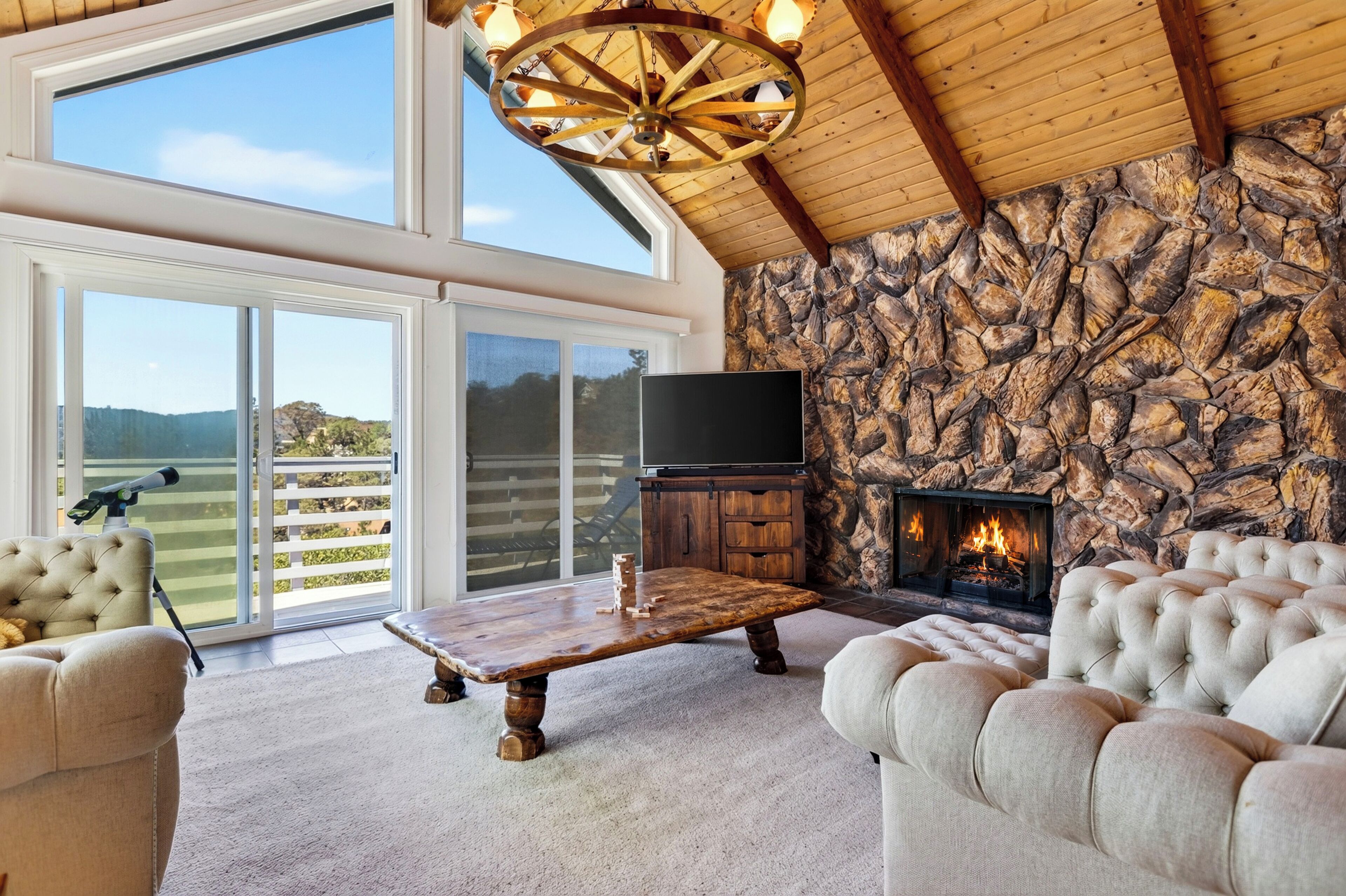 Smart TV, fireplace