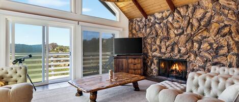 Smart TV, fireplace