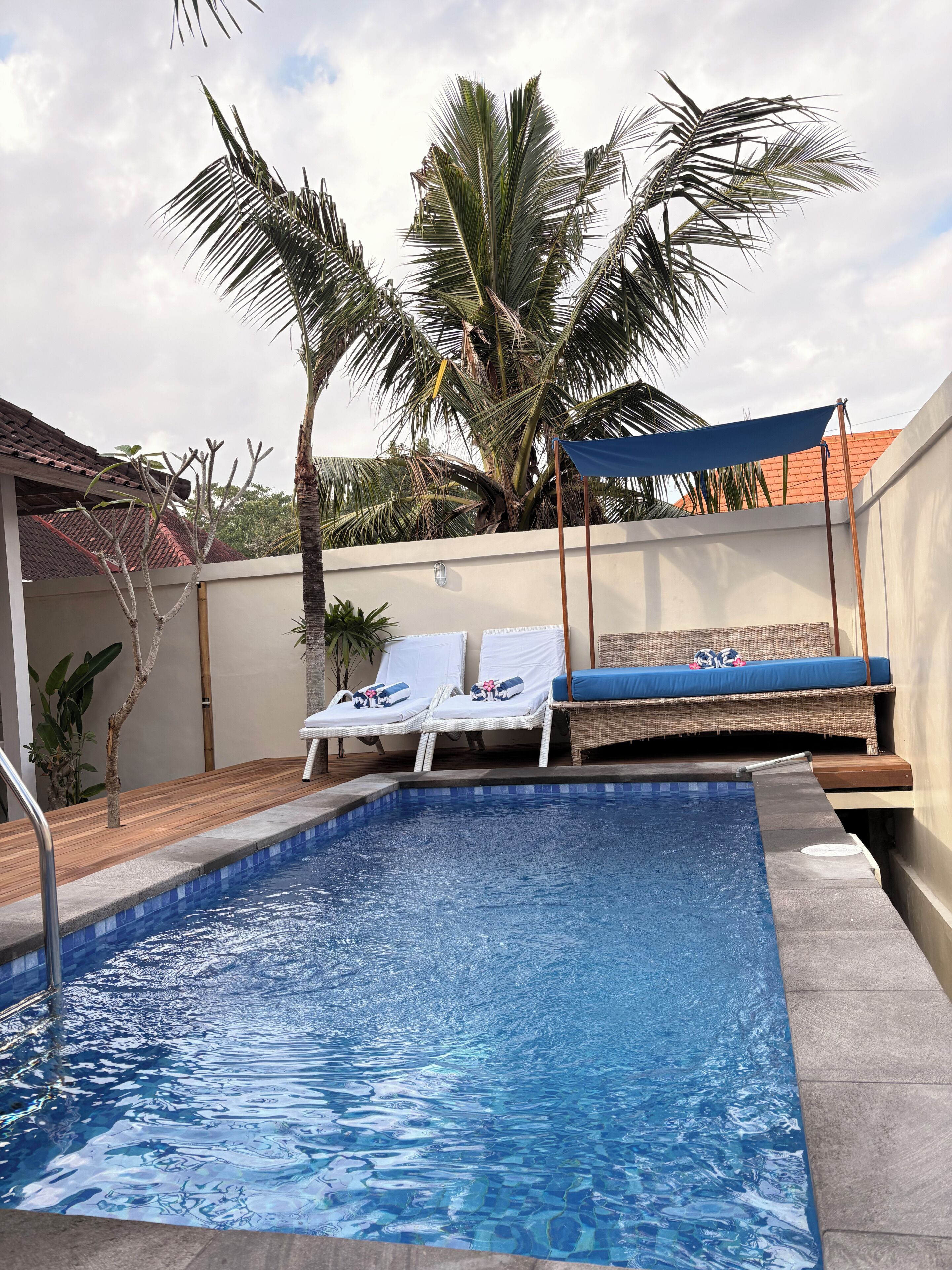 Una piscina al aire libre, sombrillas, tumbonas