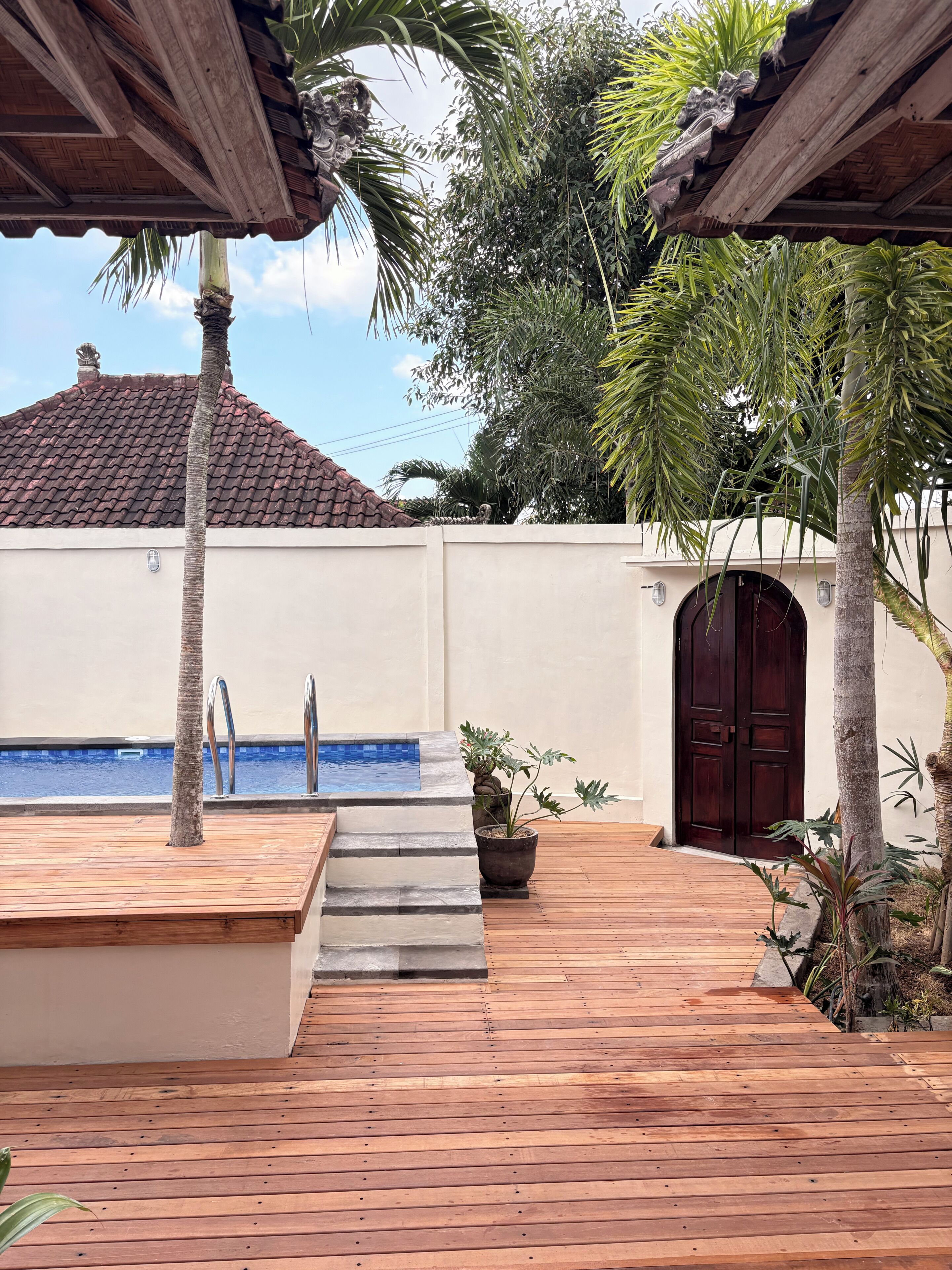 Una piscina al aire libre, sombrillas, tumbonas