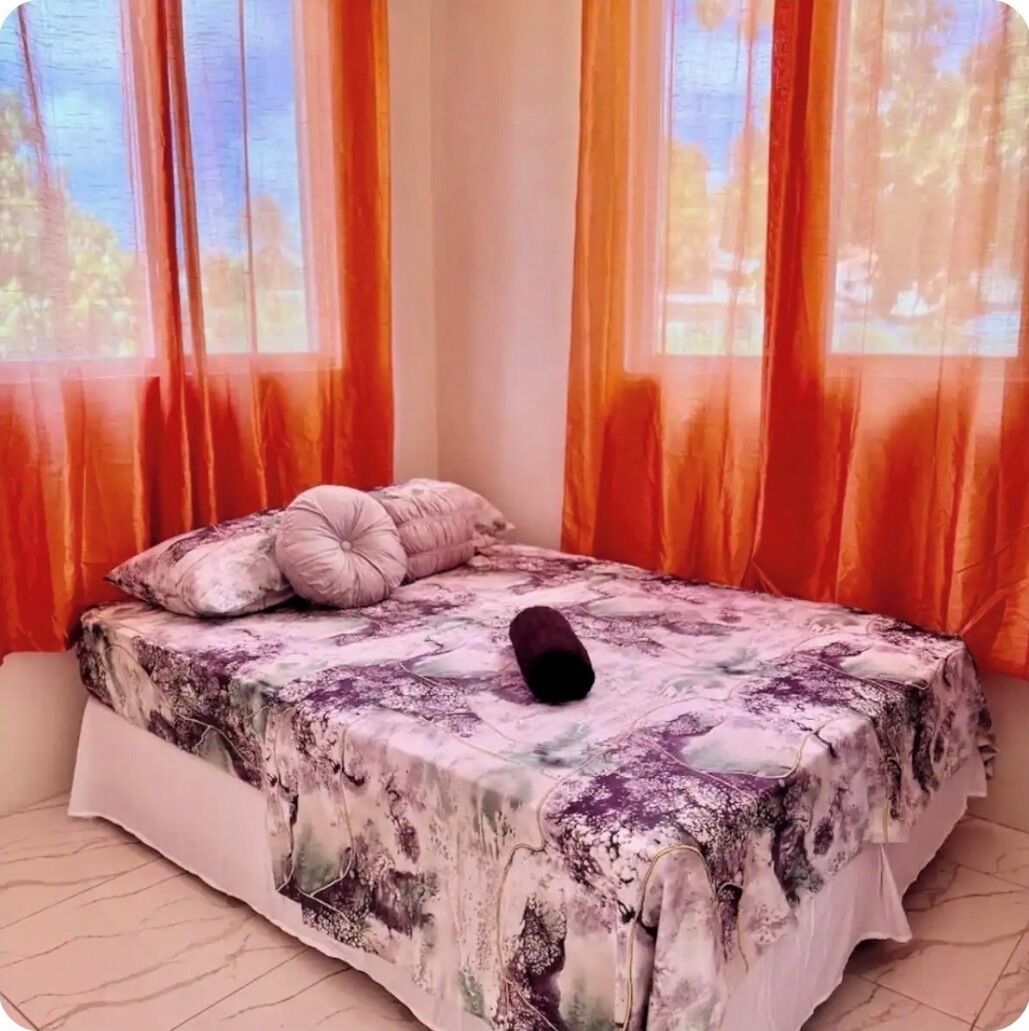 Tabla de planchar con plancha, wifi, ropa de cama