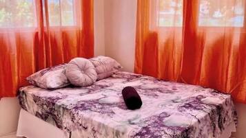 Tabla de planchar con plancha, wifi, ropa de cama