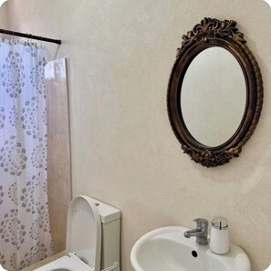 Serviettes fournies, papier toilette