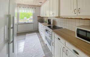 Wasserkocher mit Kaffee-/Teezubehör, Kühlschrank, Mikrowelle, Ofen