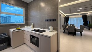 Una cocina moderna con estufa integrada, un lavamanos y una ventana con vistas a la ciudad.