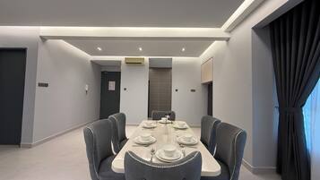 Apartment, 3 Bedrooms, Non Smoking, City View | Dining