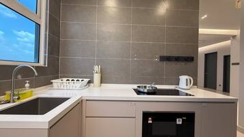 Apartment, 3 Bedrooms, Non Smoking, City View | Private kitchen