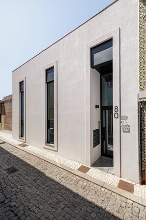 A modern building with a flat facade, large windows, and a ground floor entrance. - Marina da Afurada Apartments (Vila Nova de Gaia)