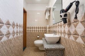 Klassieke kamer | Badkamer | Gratis toiletartikelen, pantoffels, zeep, shampoo