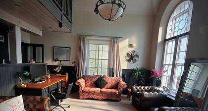 Olde Court House & Gaol (Historic Waterfront Property) 8-9 sleeper